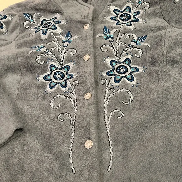 Bob Mackie Wearable Art Fleece Jacket – Gray Embroidered Floral – Plus Size 2X - Picture 2 of 7